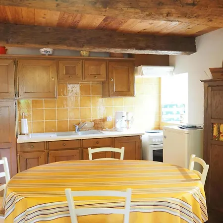 Pretty With Private Garden, Holiday home