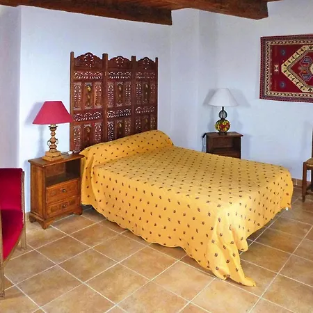 Pretty With Private Garden, Holiday home *
