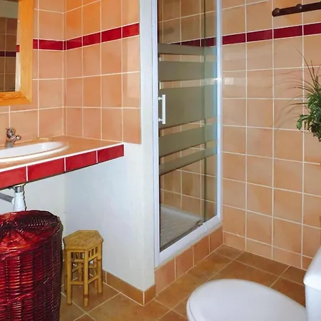 Holiday home Pretty With Private Garden, Redortiers